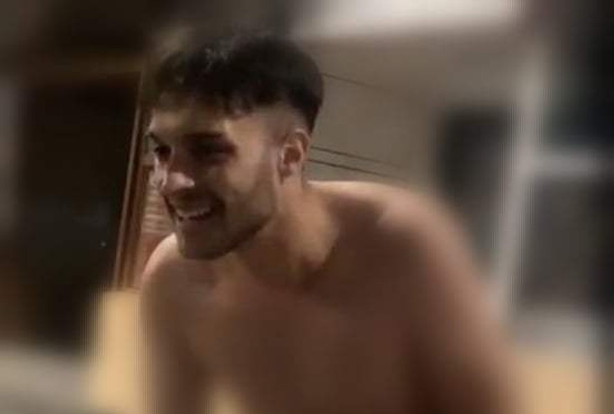 Un bărbat a umblat gol pușcă prin centrul Focșaniului: „Eu sunt Dumnezeu” VIDEO