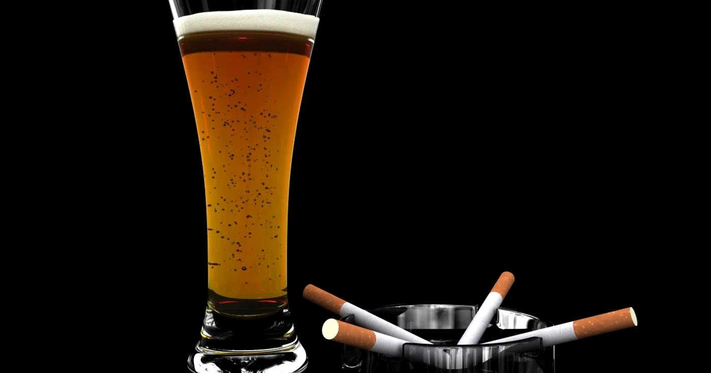 Pe mese erau băuturi alcoolice şi ţigări