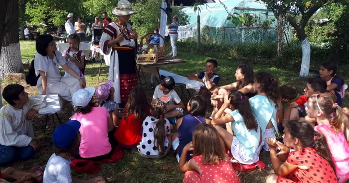 Leontina Prodan i-a învăţat pe copii să facă păpuşa Fata din Grădina Zmeilor FOTO Andreea Vilcovschi