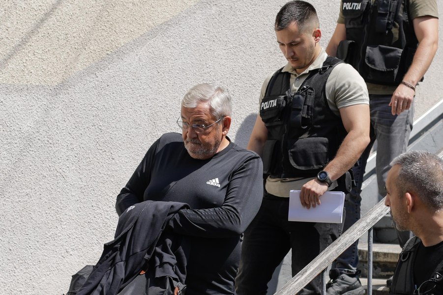 Mai multe proprietăți ale unui fost ministru de Finanțe, scoase la licitație de ANAF. Câți bani are de dat statului