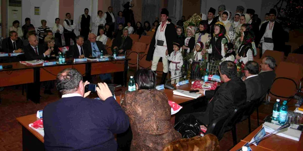 În sala de şedinte a consiliului local au răsunat colinde