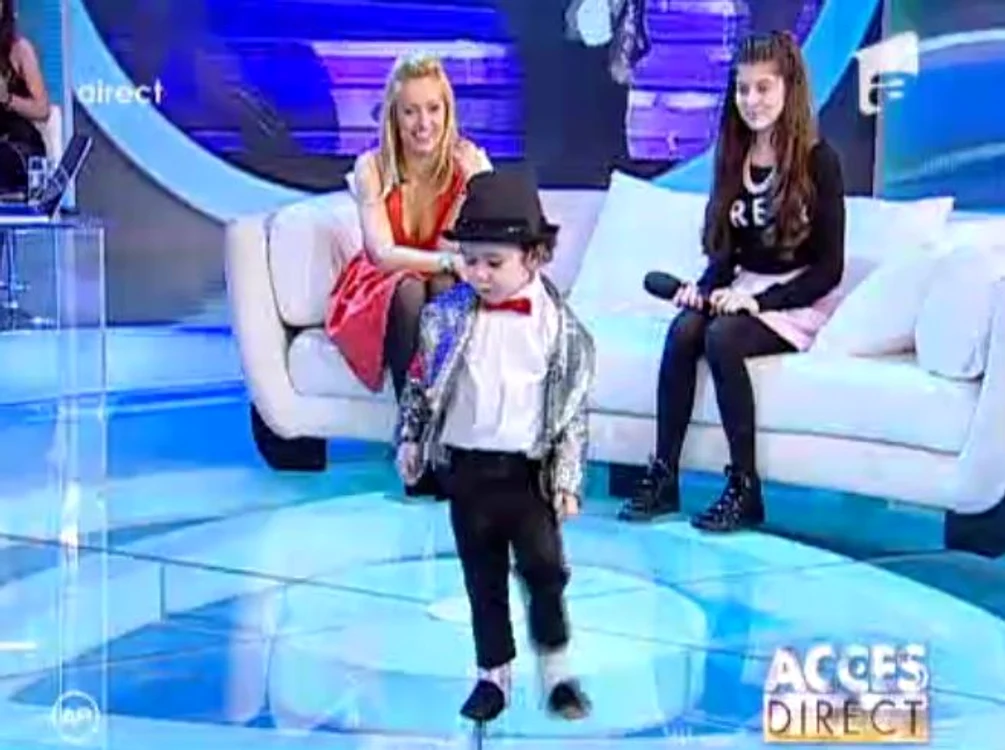 
    Simona Gherghe şi David, un «Michael Jackson» în devenire (captură Antena 1)  