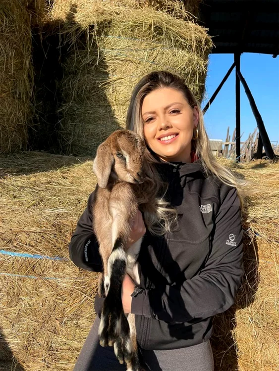 Cătălina Achiţeni adoră să aibă grijă de animale. Foto: Arhivă personală