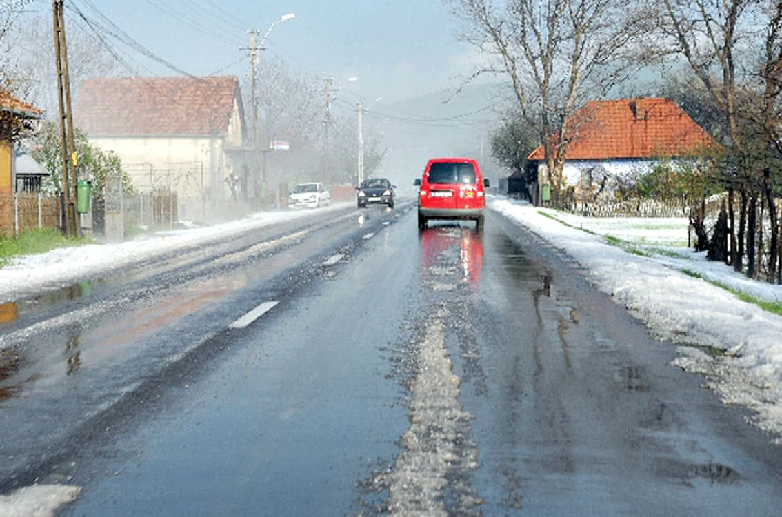 Şoferii au condus cu greu  în timpul furtunii cu grindină