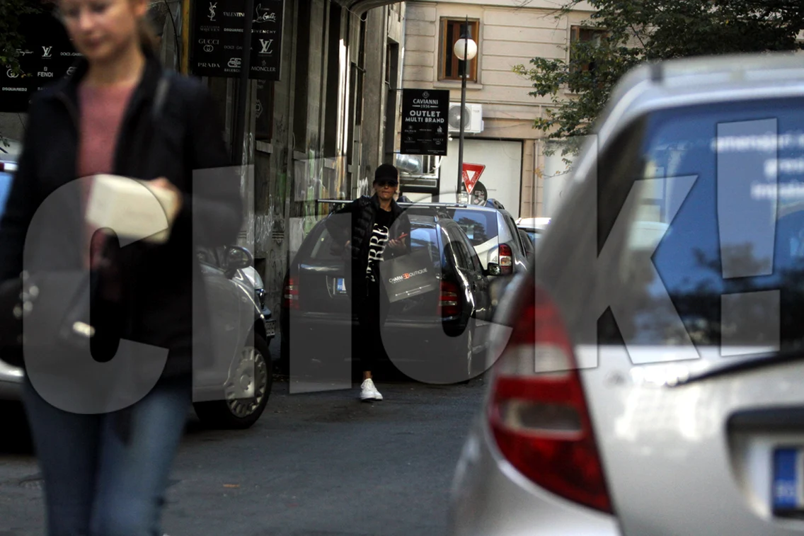 Lavinia Pîrva, la cumpărături. sursa foto: paparazzii Click!