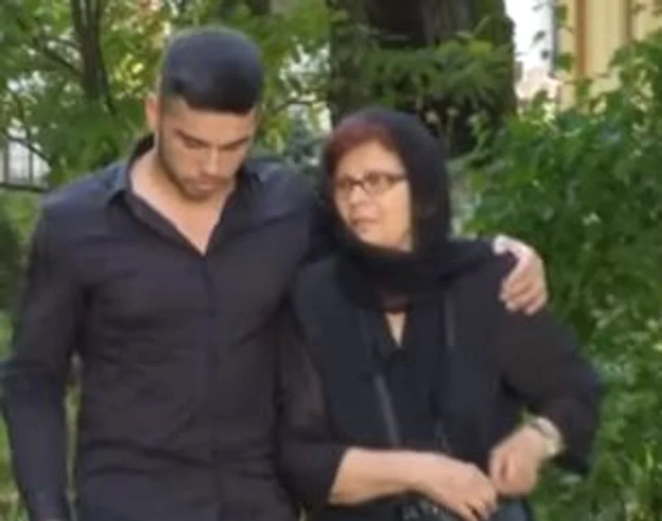 Mama lui Marcel și fiul acestuia se susțin reciproc în aceste clipe grele