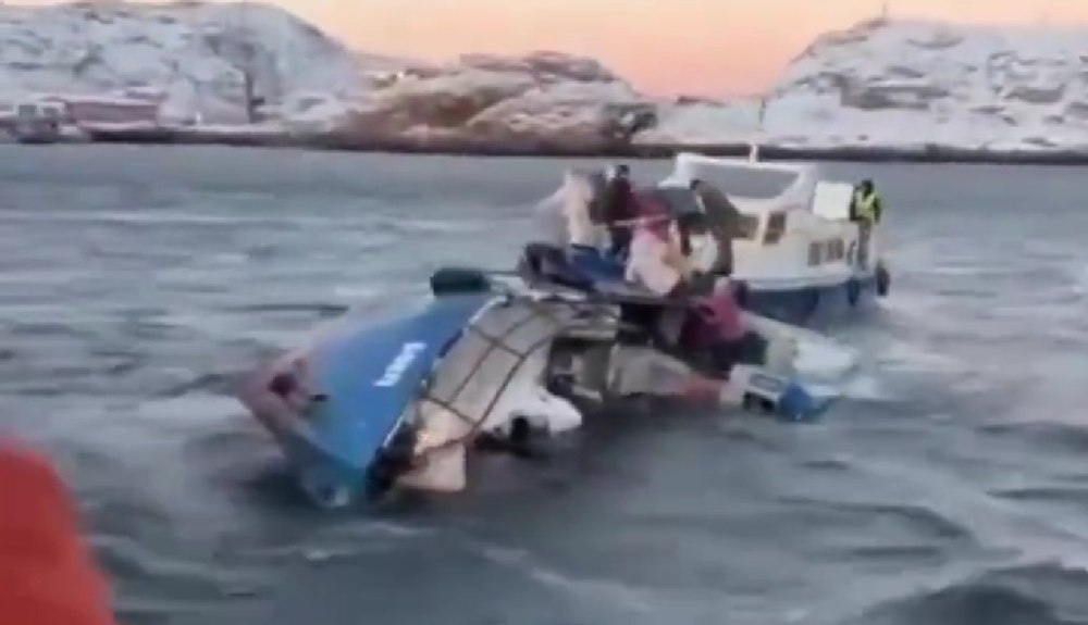 Excursie periculoasă în Marea Barents: o ambarcațiune cu turiști s-a răsturnat în timpul unei furtuni