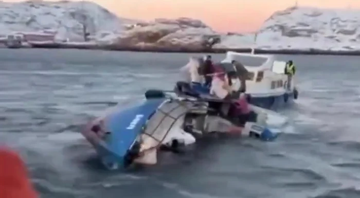 VIDEO Excursie periculoasă în Marea Barents: o ambarcațiune cu turiști s-a răsturnat în timpul unei furtuni