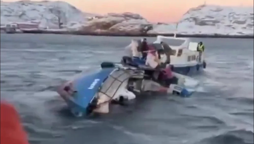 Excursie periculoasă în Marea Barents: o ambarcațiune cu turiști s-a răsturnat în timpul unei furtuni