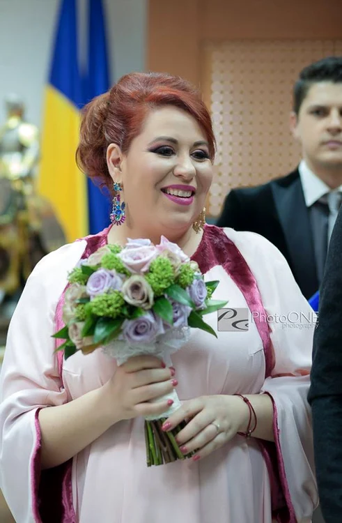 
    Oana Roman şi-a schimabat look-ulSursă foto:Facebook  