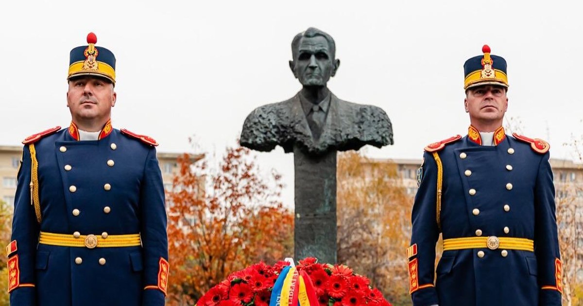 Nicușor Dan depune coroană la monumentul lui Coposu
