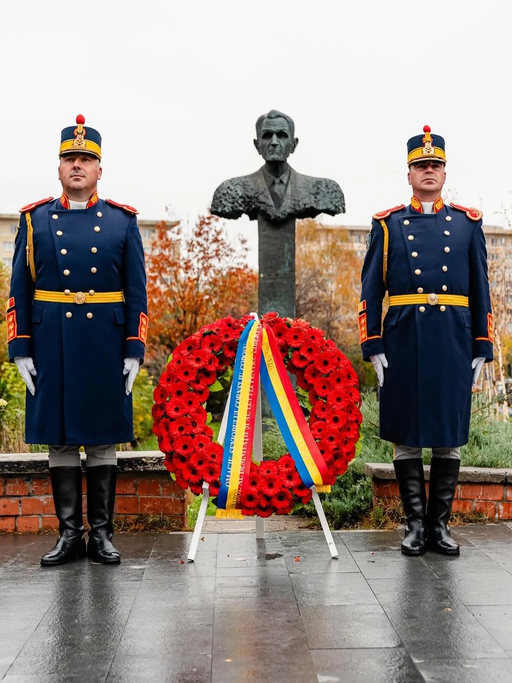 Nicușor Dan a depus o coroană de flori la Monumentul Corneliu Coposu, la 30 de ani de la moartea marelui om politic. „Exemplu de curaj, decenţă şi loialitate”