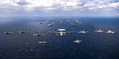 Japonia şi SUA au efectuat exerciţii militare ample în Marea Filipinelor FOTO Twitter US Navy