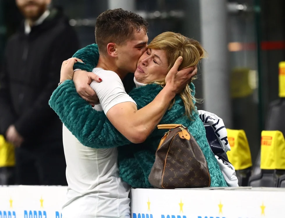 Sebastiano Esposito (17 ani) a celebrat primul său gol în Serie A în braţele mamei sale, care a izbucnit în lacrimi