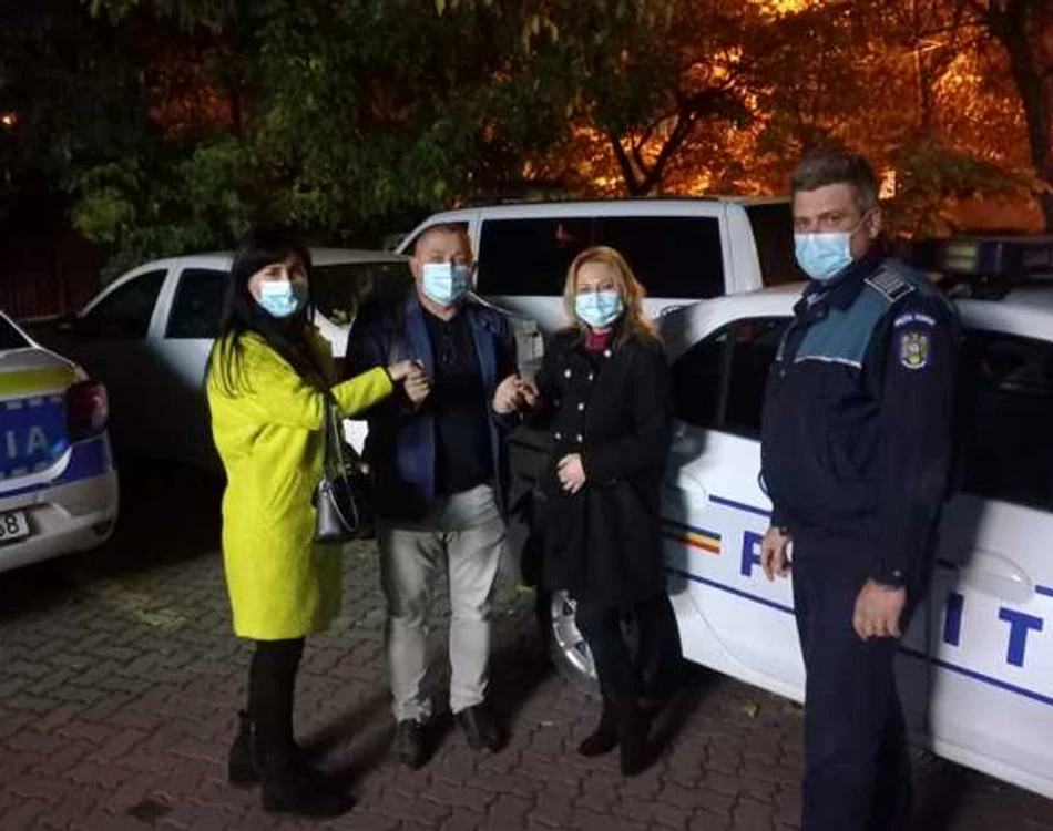 
    Femeile care au găsit borseta s-au întâlnit cu proprietarul acesteia    FOTO: IPJ Vrancea  