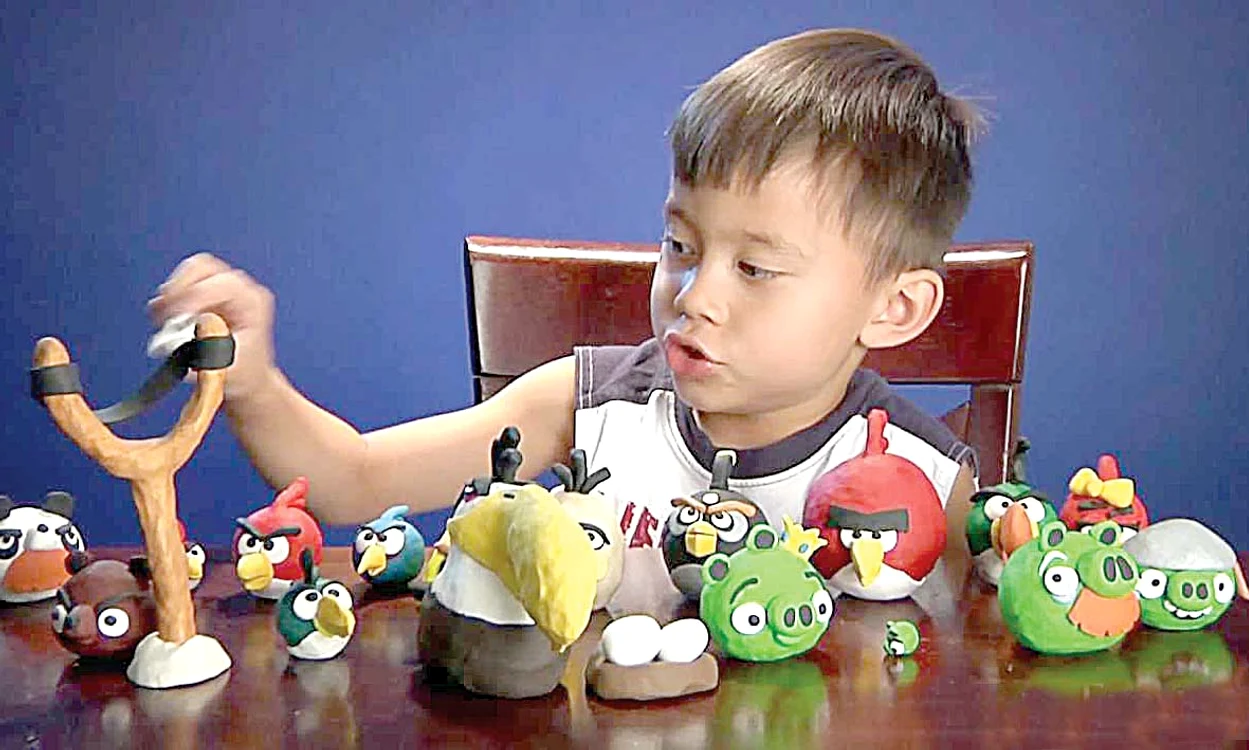 Cel mai mult îi place să se joace cu ”Angry Birds”