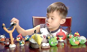 Cel mai mult îi place să se joace cu ”Angry Birds” jpeg