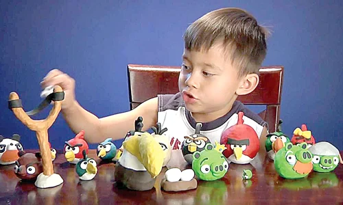 Cel mai mult îi place să se joace cu ”Angry Birds” jpeg