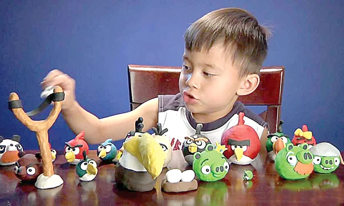 Cel mai mult îi place să se joace cu ”Angry Birds”