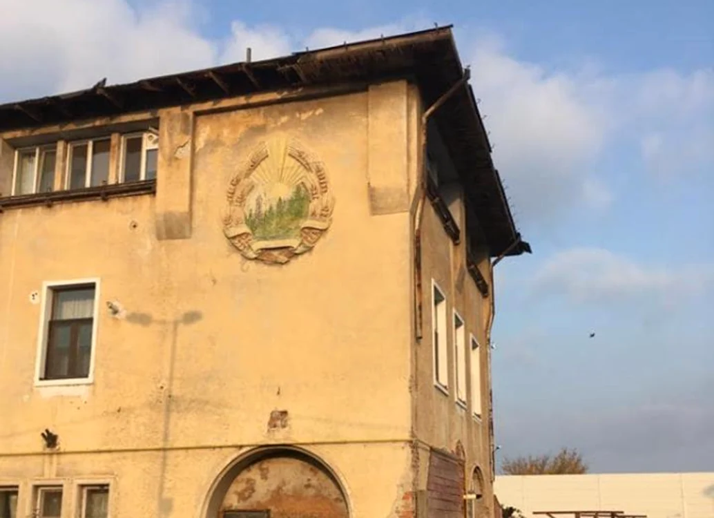 
    Dacă mergeți în vizită prin orașul Giurgiu, puteți face un selfie cu stema comunistă aflată pe o clădire părăsită, din zona portuluiFOTO: Click!  