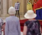 Oameni simpli aduc un ultim omagiu la sicriul cu trupul neînsuflețit al fostului președinte Ion Iliescu, în prima zi a funeraliilor de stat organizate în onoarea fostului șef de stat, la Palatul Cotroceni. FOTO Inquam Photos / George Călin