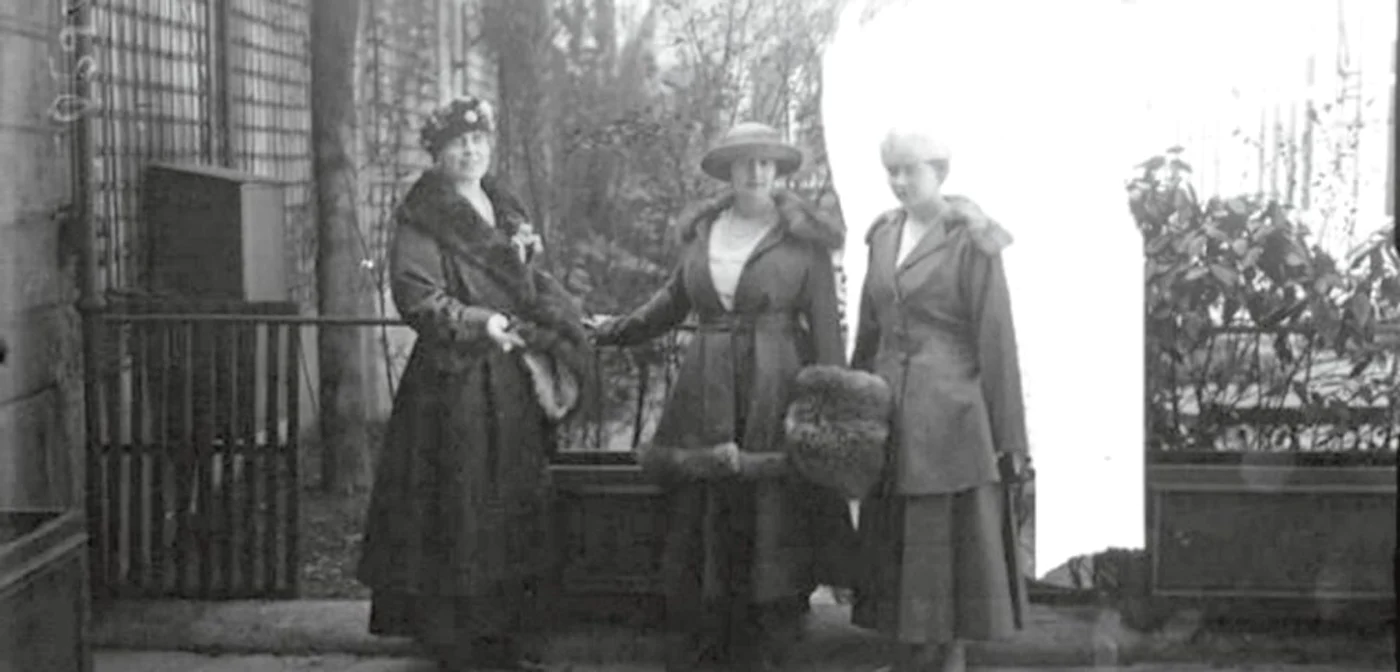 Regina Maria la Paris cu Principesa Elisabeta și Principesa Ileana.