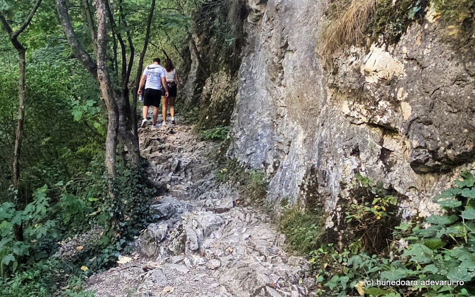 Loc emblematic din Apuseni, invadat de pantofari. Greșeala pe care o fac cei mai mulți turiști în Cheile Turzii
