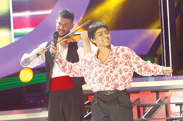 Carmen s-a îmbrăcat cu o cămaşă înflorată, asemenea lui Adi Minune