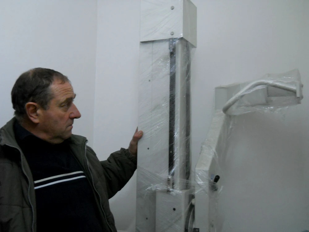 Administratorul Gavril Bruj arată aparatul de 300.000 de dolari