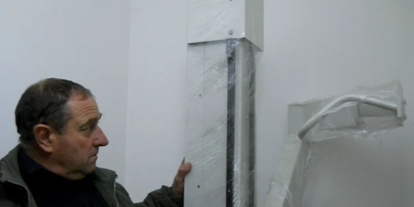 Administratorul Gavril Bruj arată aparatul de 300.000 de dolari