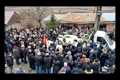 Familia a fost condusă pe ultimul drum de zeci de oameni / foto: Cancan.ro