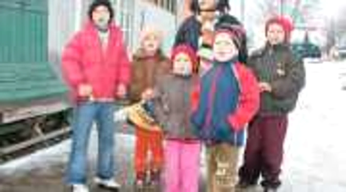 Aurica (în spate) şi fraţii ei au bătut la toate porţile pentru a vesti Anul Nou