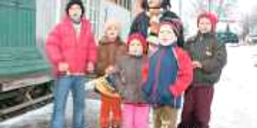 Aurica (în spate) şi fraţii ei au bătut la toate porţile pentru a vesti Anul Nou