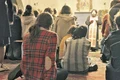 credinciosi care se roaga la biserica jpeg