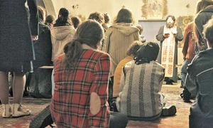 credinciosi care se roaga la biserica jpeg