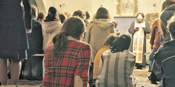 credinciosi care se roaga la biserica jpeg