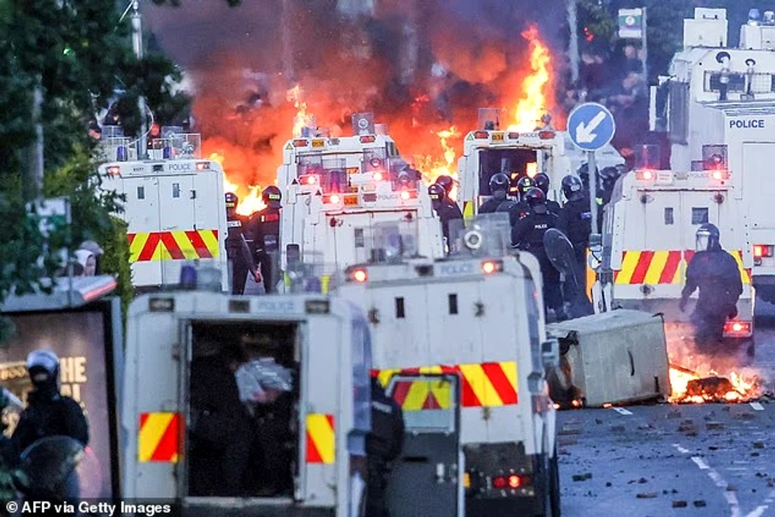 O nouă noapte de violențe la Belfast/FOTO:X