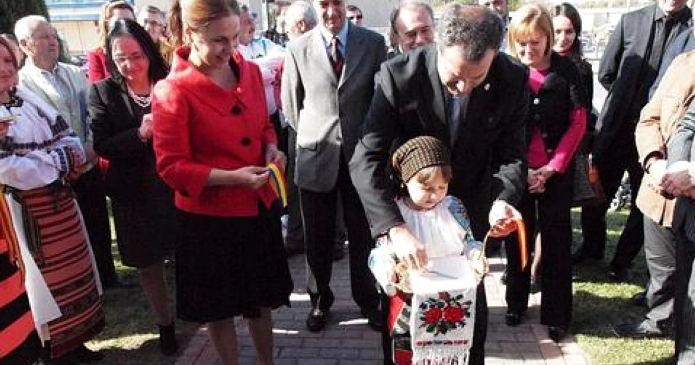 Ambasadoarea Maria Ligor si primarul din Cuenca la inaugurare Foto: ABC