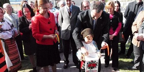 Ambasadoarea Maria Ligor si primarul din Cuenca la inaugurare Foto: ABC