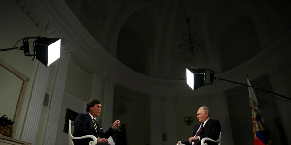 Tucker Carlson si Vladimir Putin Foto EPA EFE jpeg