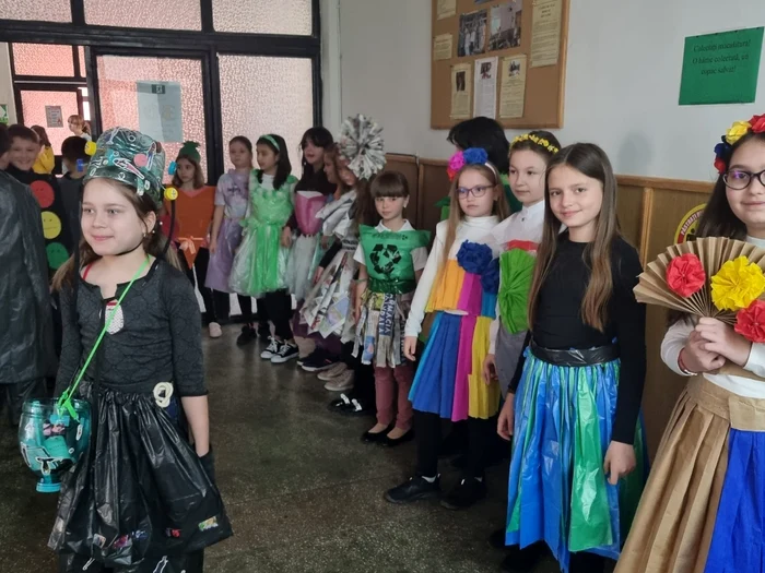 Costume din materiale reciclabile FOTO Școala nr. 6 Botoșani