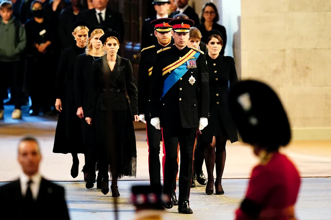 Prințul William, Prințul Harry, Prințesa Eugenie, Prințesa Beatrice, Peter Philips, Zara Tindall, Louise și James la funeraliile Reginei Elisabeta
