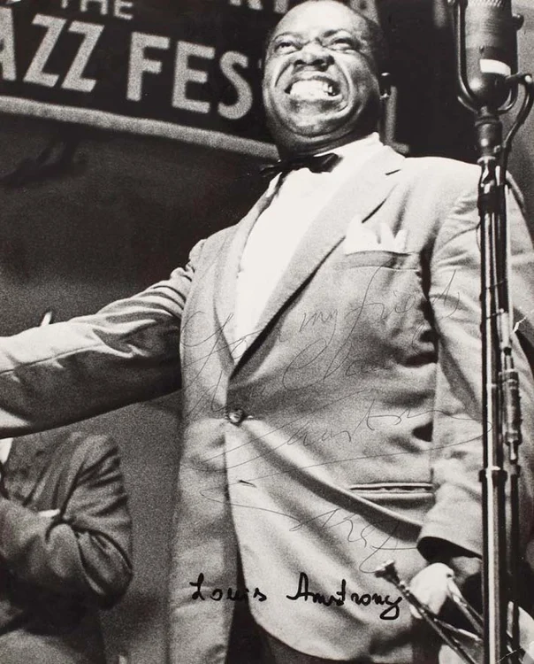 Posterul cu autograful regelui jazzului, Louis Armstrong. Preţ pornire: 450 de euro