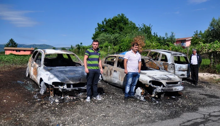 Proprietarii maşinilor spun că vor să părăsească zona  FOTO: Bogdan Bran-Ziarul Emigrantul