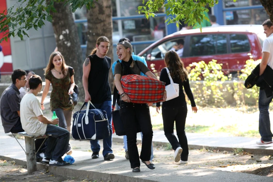 Studenţi ieşeni pregătindu-se să-şi ocupe locurile în cămine FOTO: Adevărul