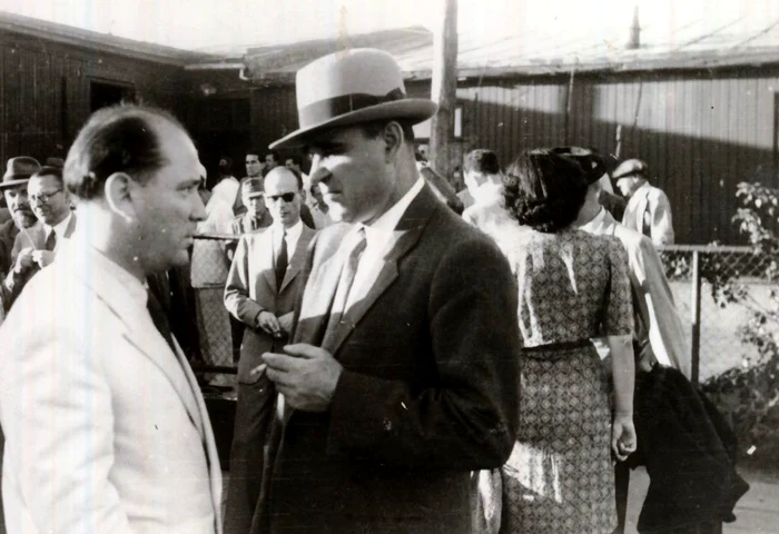 Gheorghiu-Dej (cu pălărie) întreţinându-se cu Teohari Georgescu pe aeroportul Băneasa, august 1946