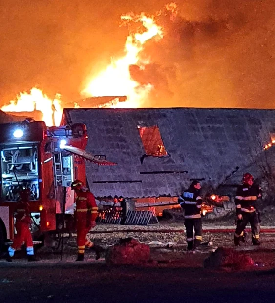 Pompierii, în timpul operațiunii de stingere a incendiului de la „Ferma Dacilor” FOTO ISU Prahova