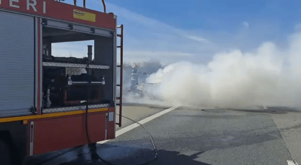 O mașină condusă de o pensionară a luat foc în mers, pe A1 București-Pitești VIDEO