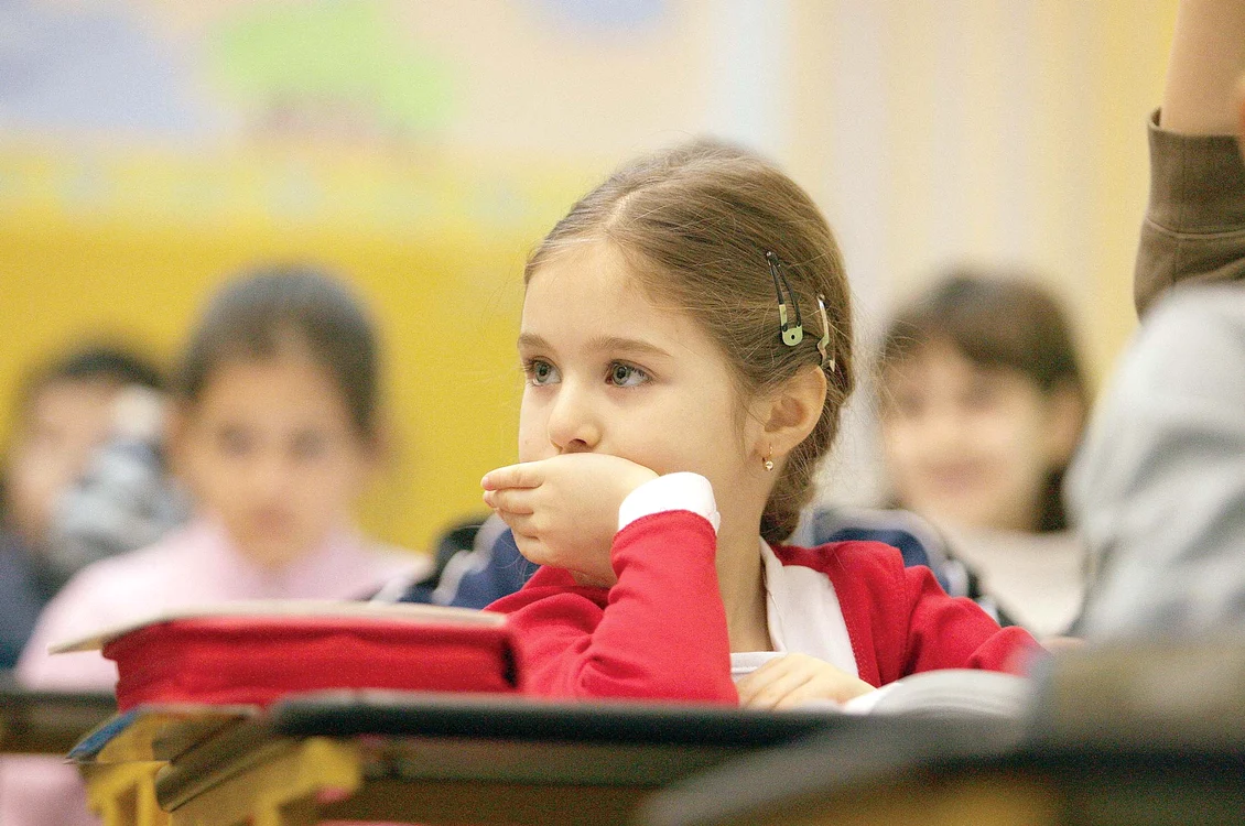 
    Micuţii şcolari vor fi dezamăgiţi când vor intra, luni, în sălile de clasă  