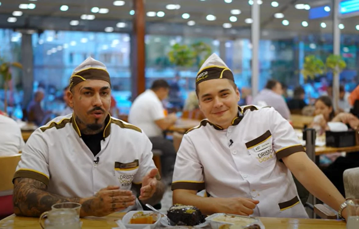 Alex Velea a fost shaormar pentru o zi Sursă foto: Captură video